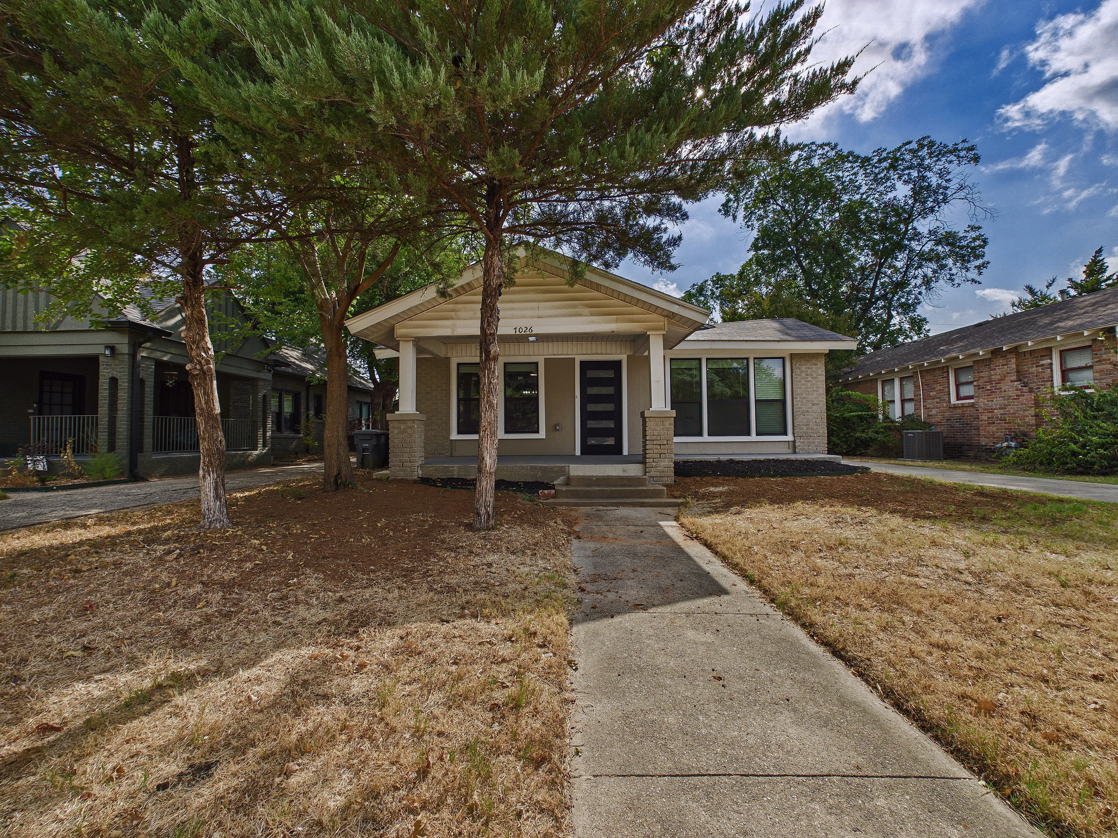 1026 Cedar Hill Avenue, Dallas by day